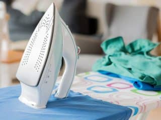 How to Clean a Clothes Iron